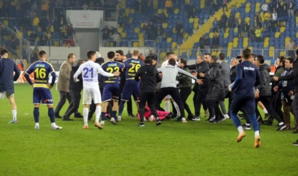 Futbolda utanç gecesi; Halil Umut Meler’e yumruklu saldırı