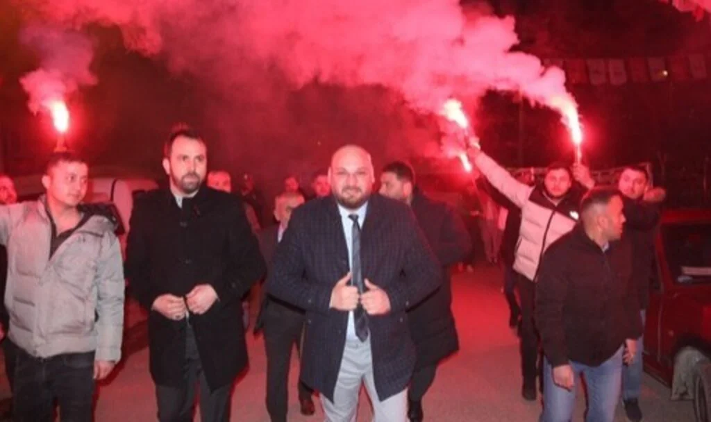 Akalan Serhat Türkel’i, bağrına bastı