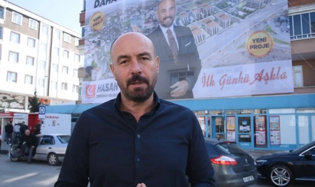 BAŞKANIN ARACININ CAMI KIRILDI PANKARTI KURŞUNLANDI