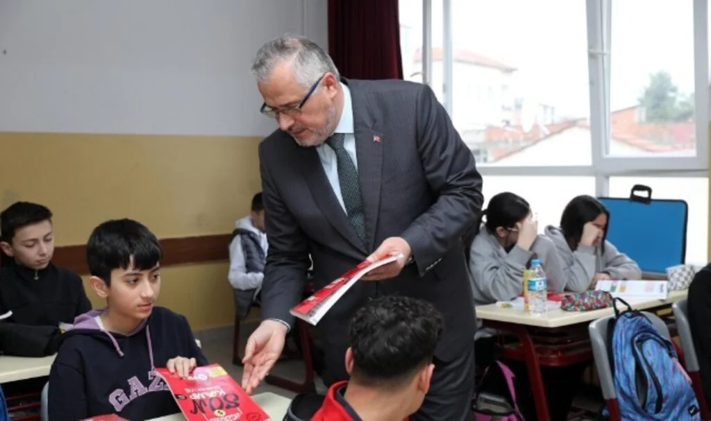 GENÇ DOSTU BAŞKANDAN ÖĞRENCİLERE ÜCRETSİZ KAYNAK KİTAP