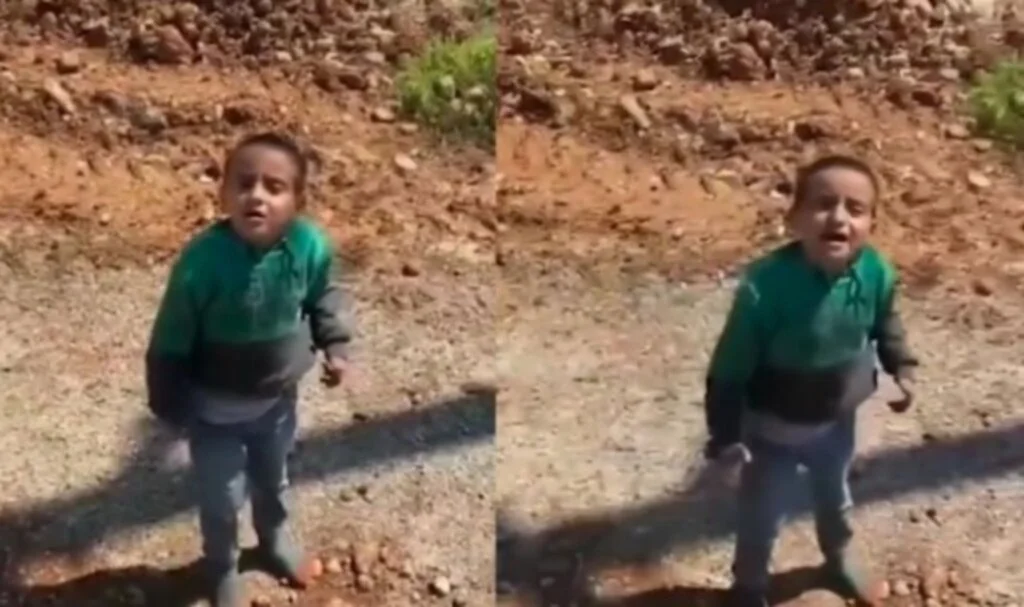 Parti arabasının peşinden koşturan çocuk, yüzleri güldürdü