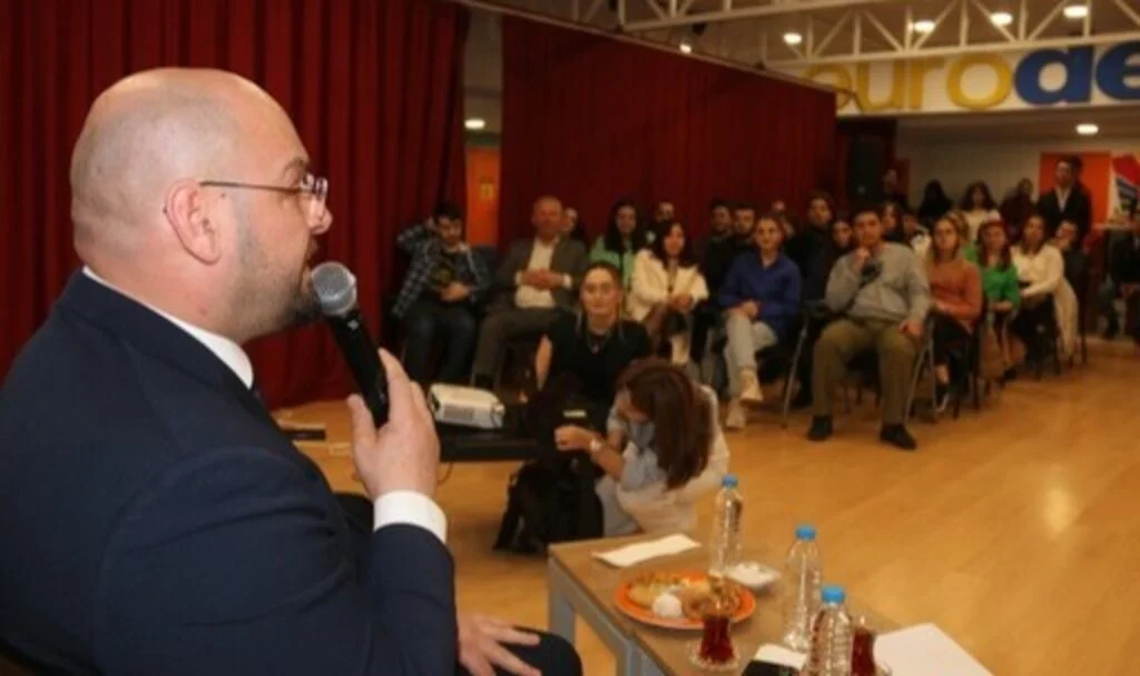 Üniversiteli gençler sordu, Türkel cevapladı
