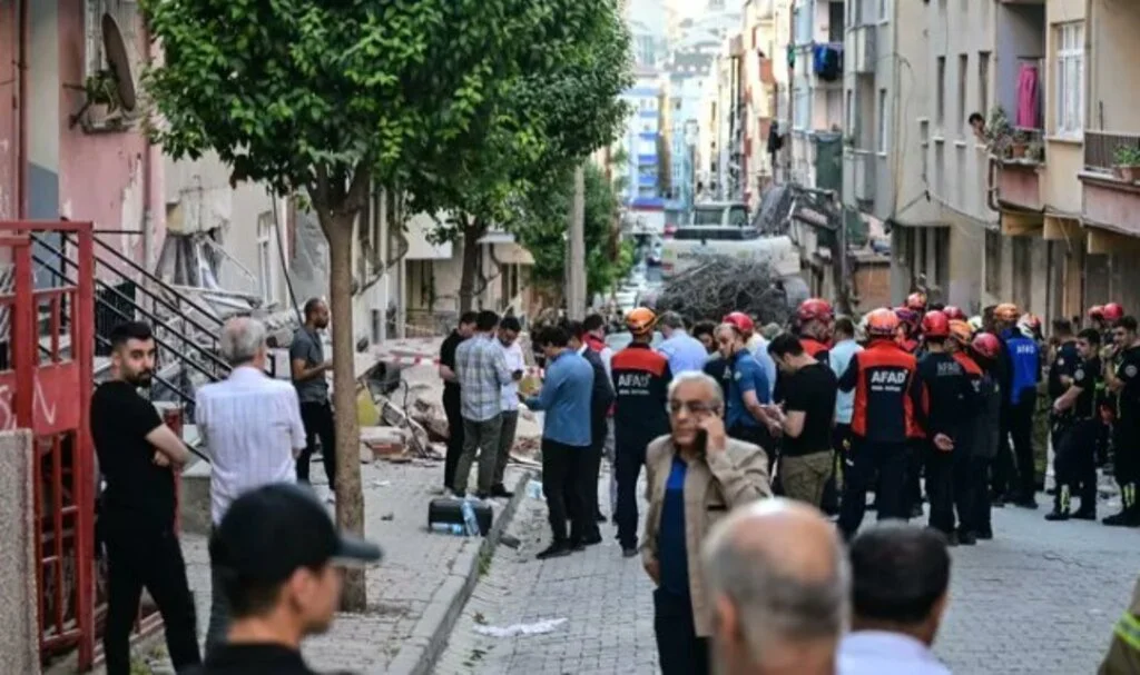 İstanbul’da bir bina çöktü