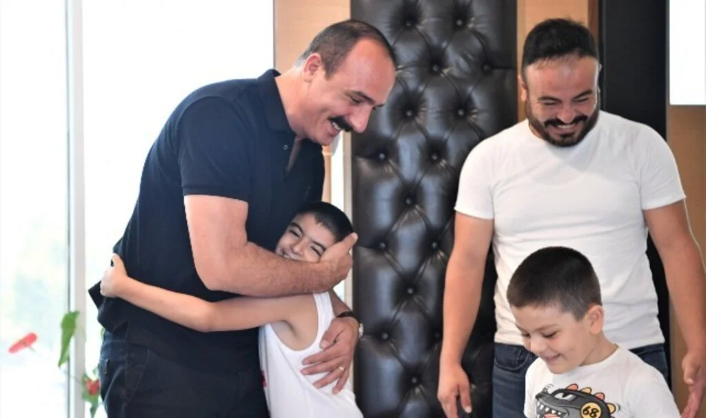 Kotan sözünü tuttu, o esnafı makamında ağırladı