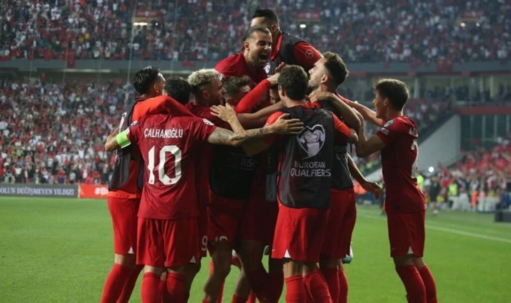 Milli maçta son noktayı Cenk Tosun koydu; Türkiye 2, Çekya 1