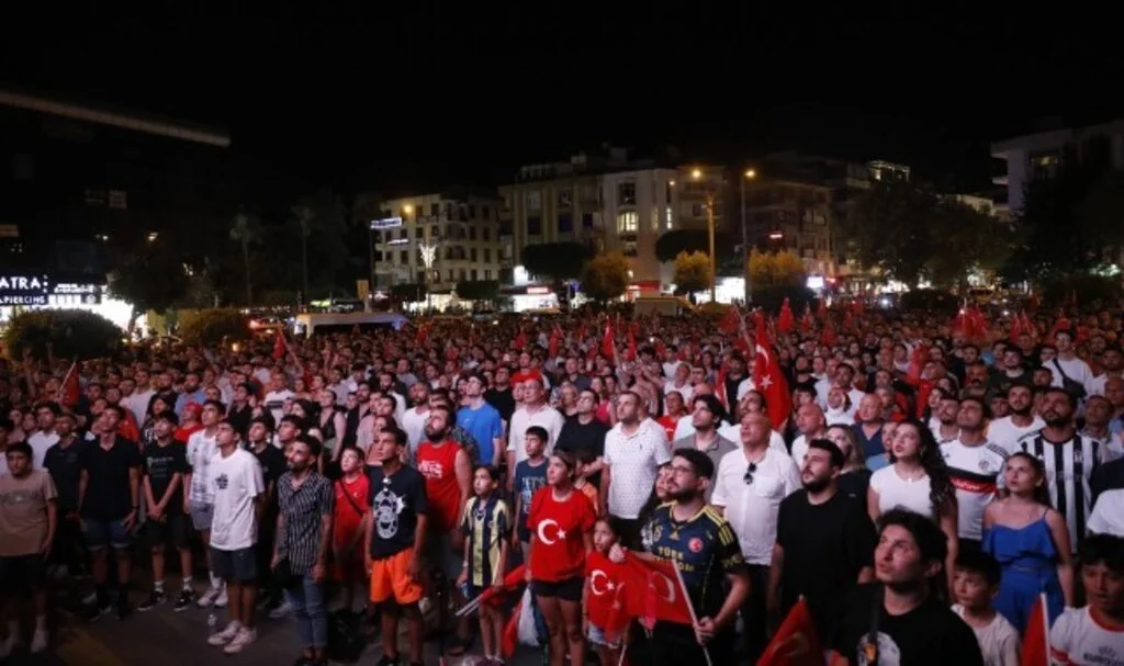 Binlerce Alanyalı Milli Maç tek yürek izledi