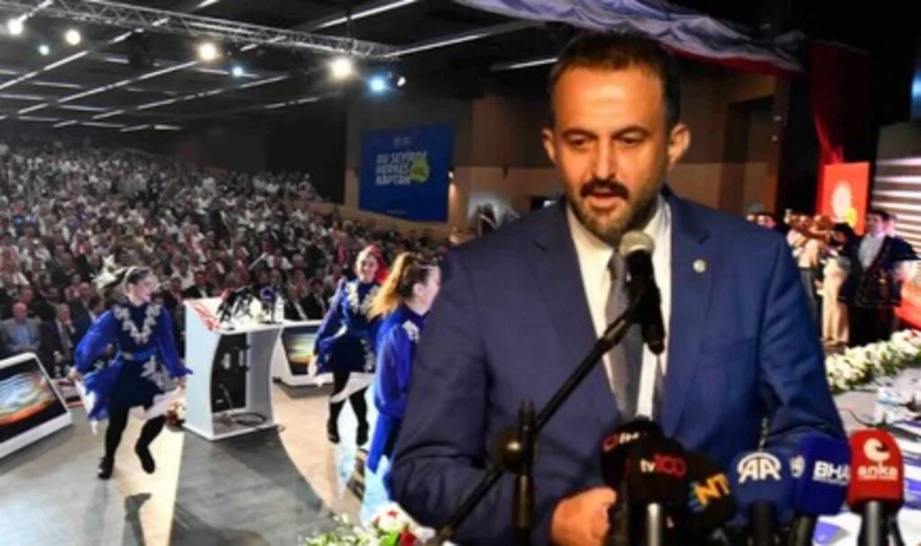 Demokrasi tarihinde yeni bir rekor; 4’e karşı 2446oy alan Yılmaz yeniden başkanlık görevine seçildi
