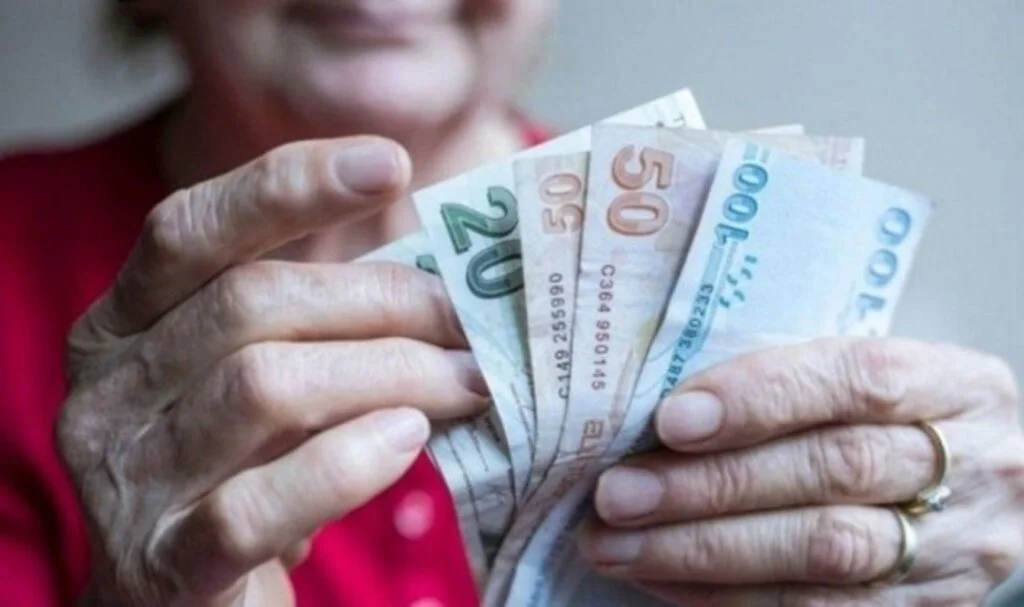 Emeklilere Zam Paketi Komisyonu geçti