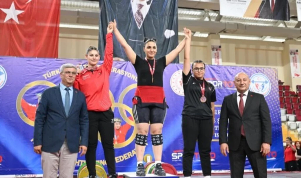 Gençler kulüpler Türkiye halter şampiyonası devam ediyor, Fatmagül Çevik rekor kırdı