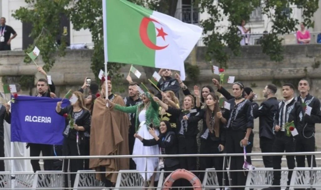 Olimpiyat açılışında Cezayir kafilesi, Paris’te katledilen Cezayirlileri Sen Nehri’ne gül atarak andı