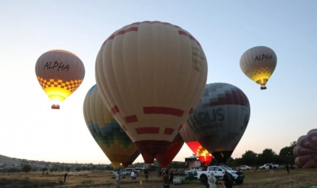 Salda Gölü’nde sıcak hava balonu devri başladı