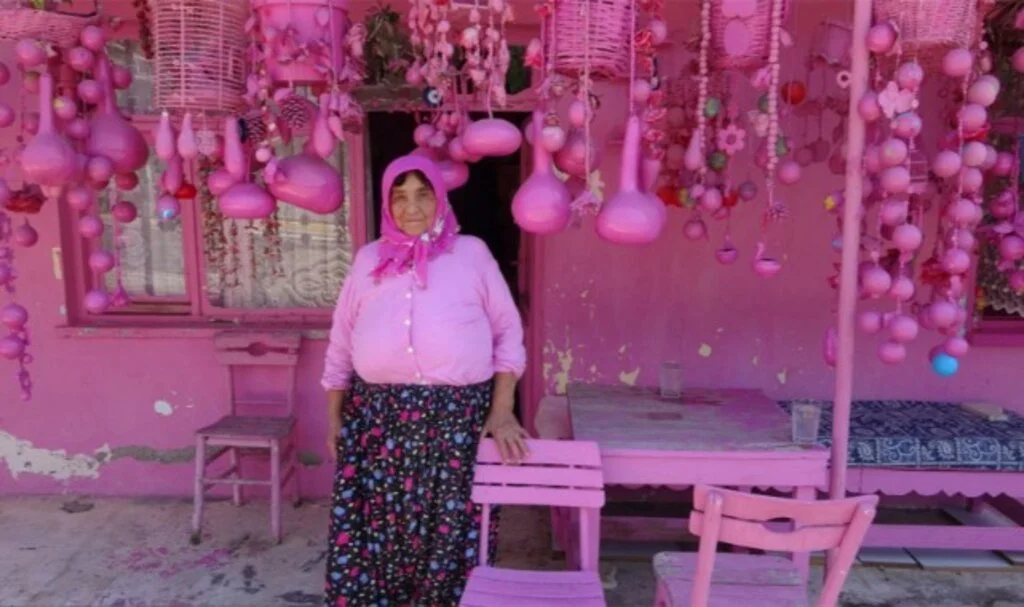 75 yaşındaki Sakine teyzenin ‘pembe’ hayatı