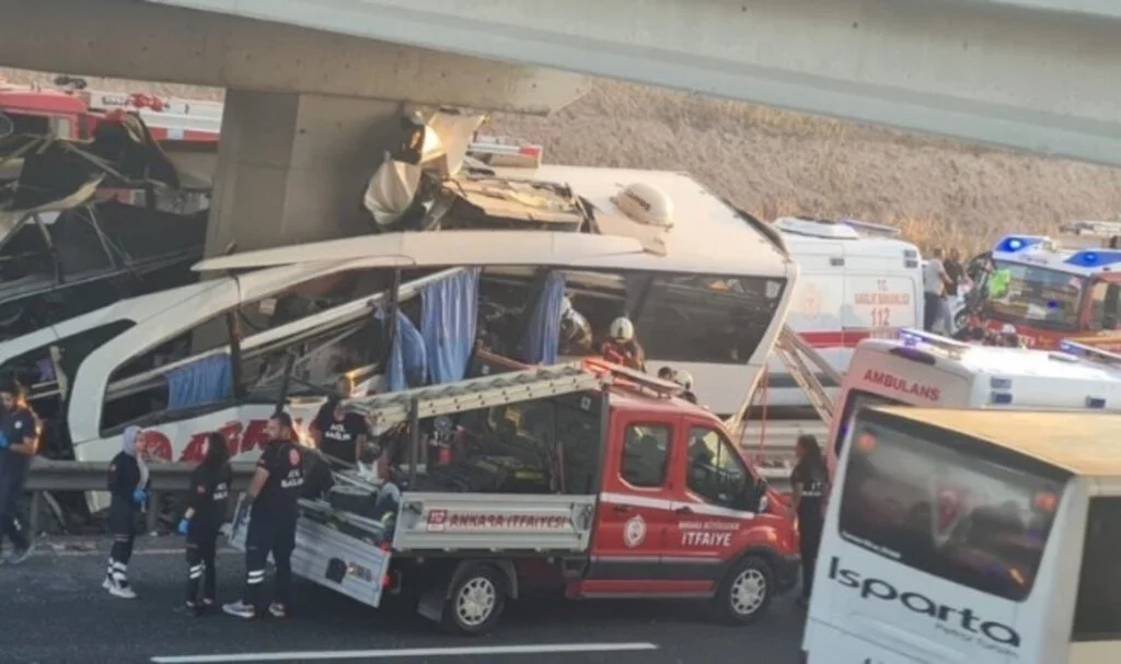 Ankara’da Yolcu Otobüsü Köprüye Çarptı; 10 Ölü, 25 Yaralı