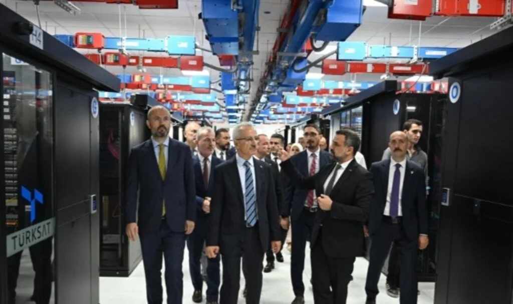 Bakan Uraloğlu: "Türksat Kablo TV ekibi, büyük bir özveriyle ülkemizi geleceğe taşımak için çalışıyor." dedi.