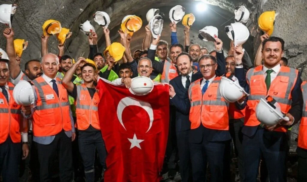 Bakan Uraloğlu: “Van – Hakkari Yönündeki Tüpte Sona Yaklaştık” 