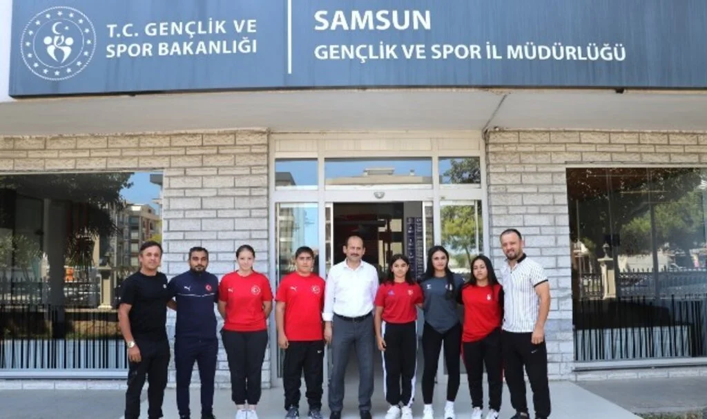 Başarılı güreşçiler İl Müdürümüzü ziyaret etti