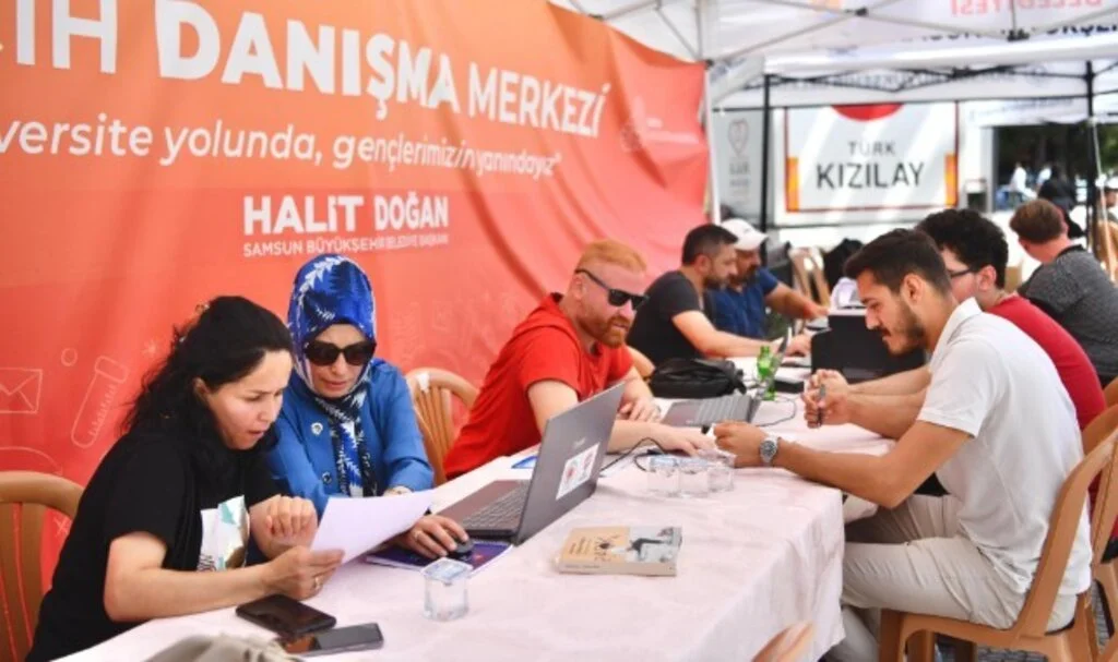 Büyükşehir, "Üniversite Yolunda Gençlerin Yanında"