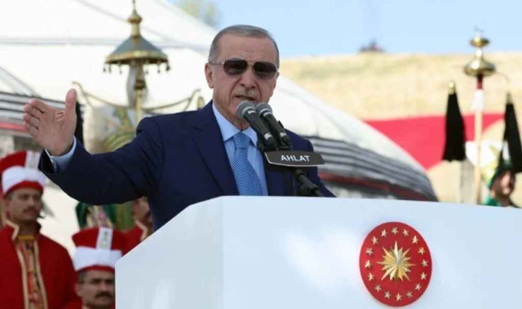 Cumhurbaşkanı Erdoğan, “Vatanımıza yönelik senaryoları yırtıp atarak yolumuza devam ediyoruz. Bizler bu toprakların emanetçisi değil asıl sahipleriyiz” dedi.