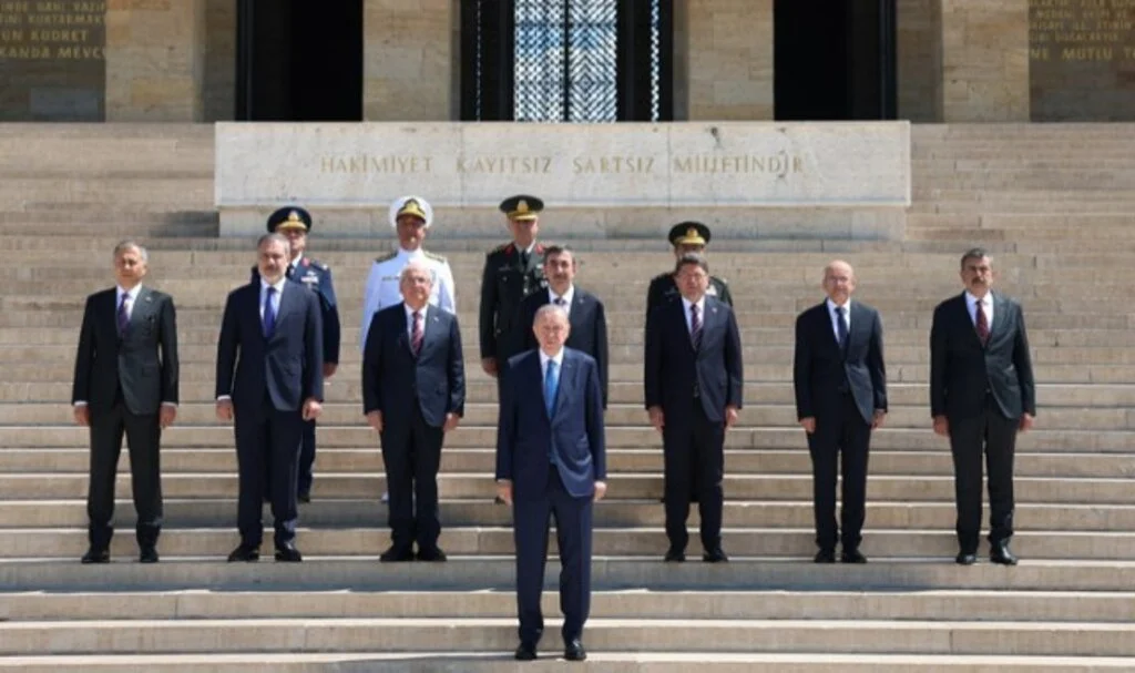 Cumhurbaşkanı Erdoğan, Yüksek Askerî Şûra üyeleriyle birlikte Anıtkabir’i ziyaret etti