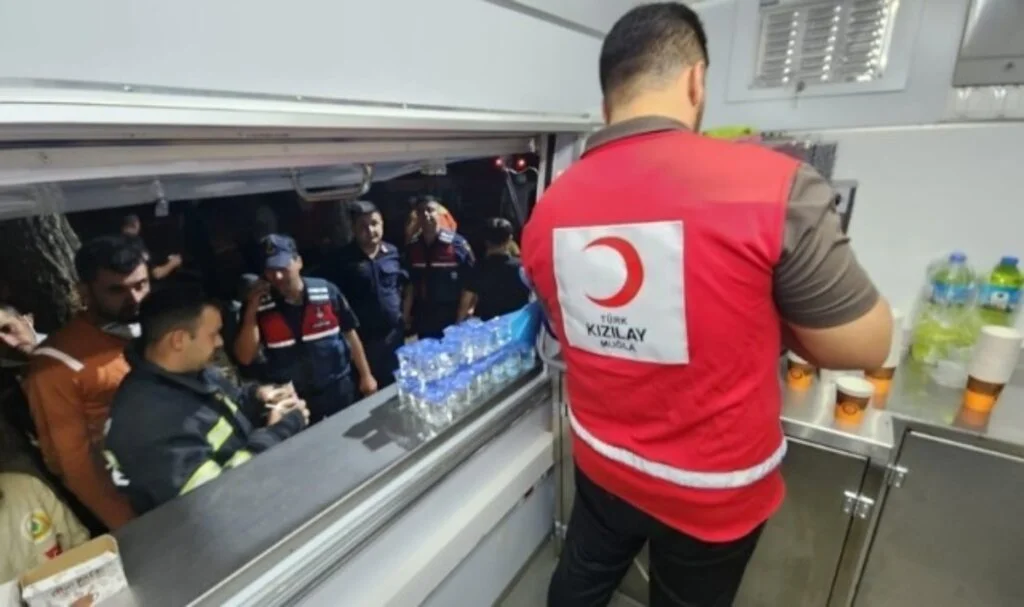 Kızılay Gönüllülerinden yangınla mücadeleye destek