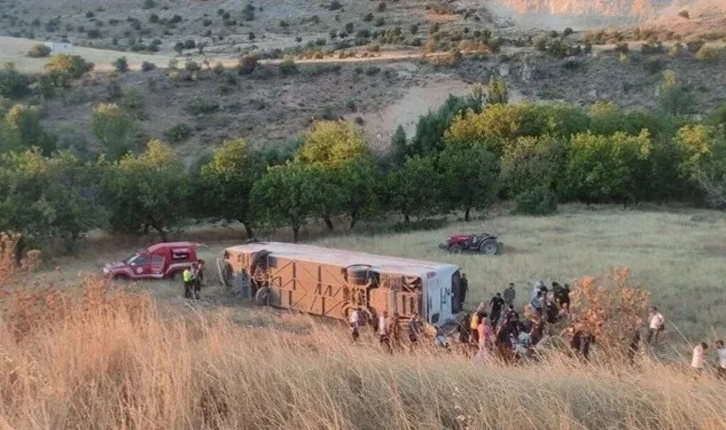 Malatya'da Feci Kaza: Yolcu Otobüsü Devrildi, 26 kişi yaralandı