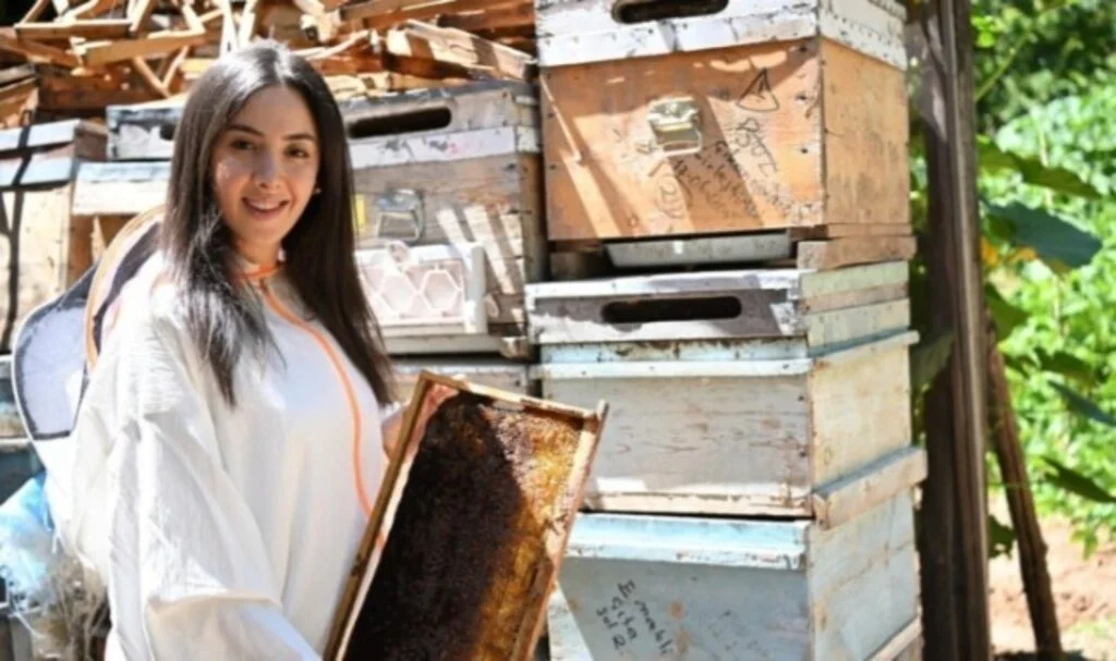 Özel kıyafetleri giyip, bal hasadına katıldı