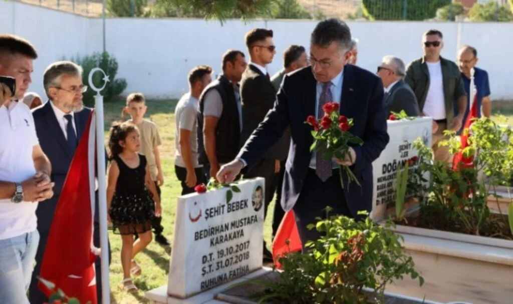 Şehit bebek ve annesi mezarı başında anıldı