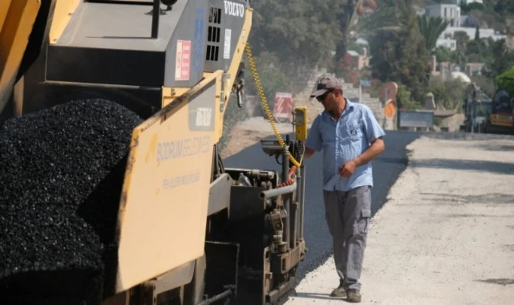 Su Hattı Değişen Caddede Sıcak Asfalt Çalışması 