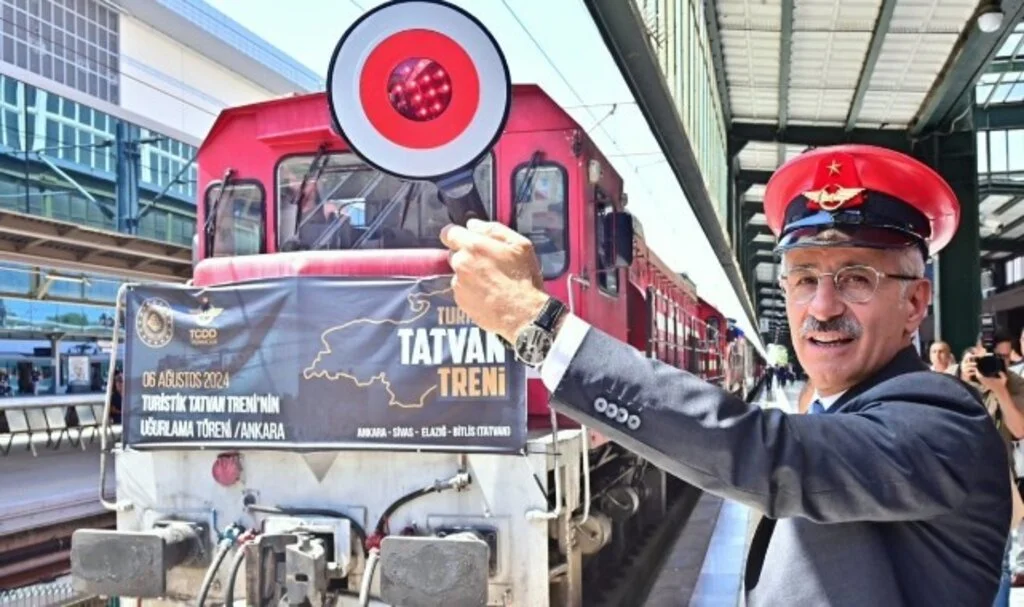 Ulaştırma ve Altyapı Bakanı Abdulkadir Uraloğlu: "Turistik Tatvan Treni Yola Çıktı" dedi