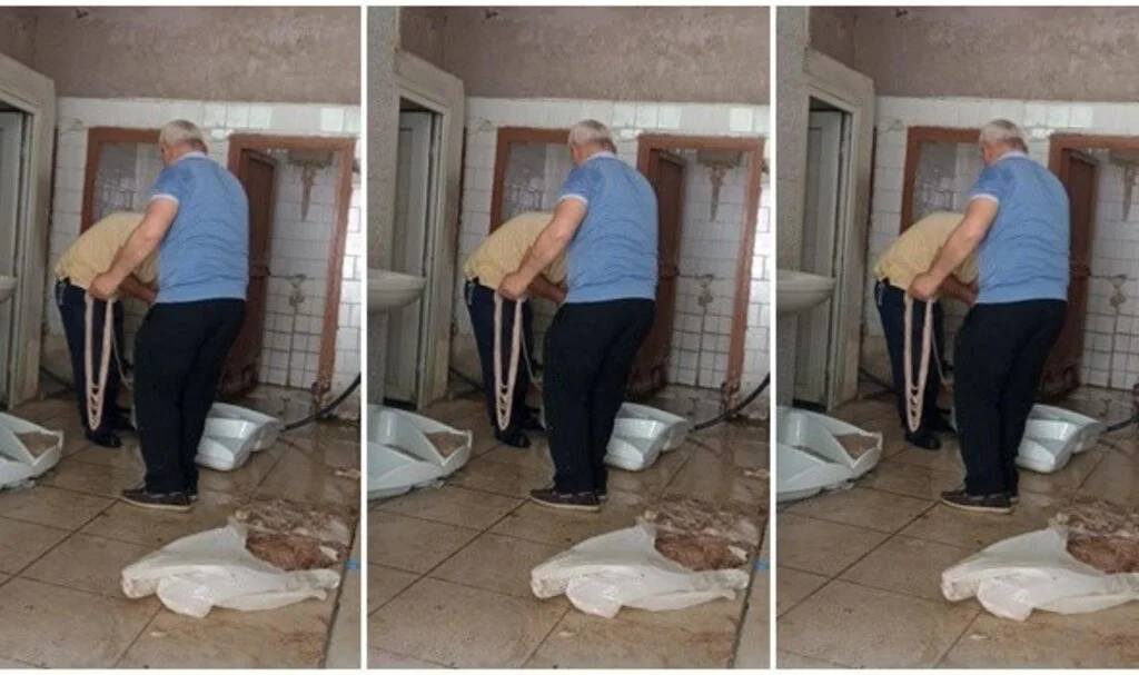 Adana’da şok görüntüler! Umumi tuvalette bağırsak temizlediler