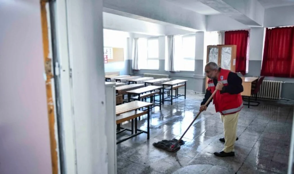 Ankara Büyükşehir'in "Temiz Okul, Sağlıklı Gelecek" Projesiyle Hafta Sonu Toplam 48 Okul Temizlendi 