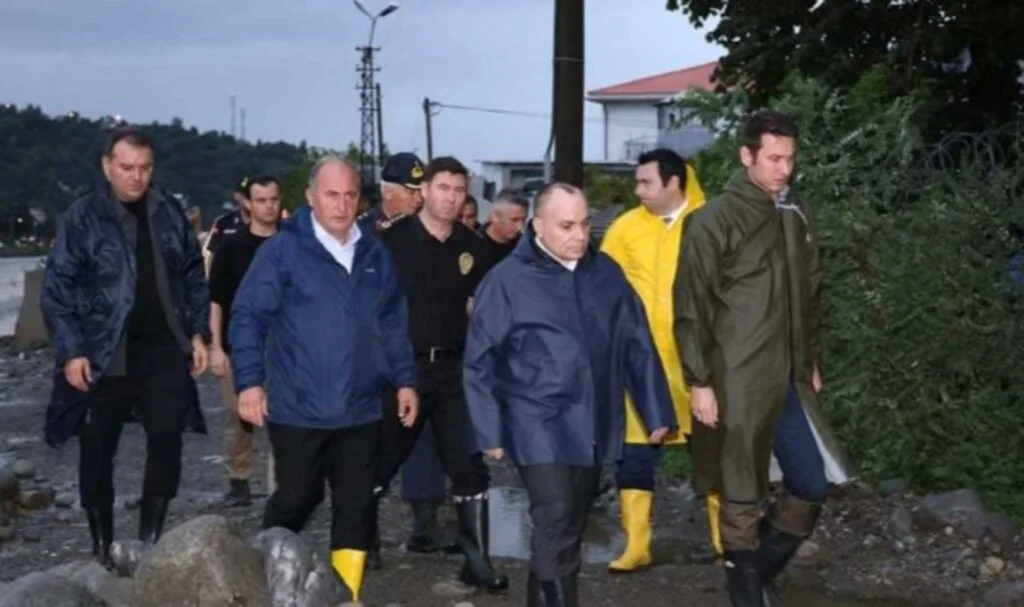 Artvin'de heyelan ve taşkınlar nedeniyle 32 köy yolu kapandı