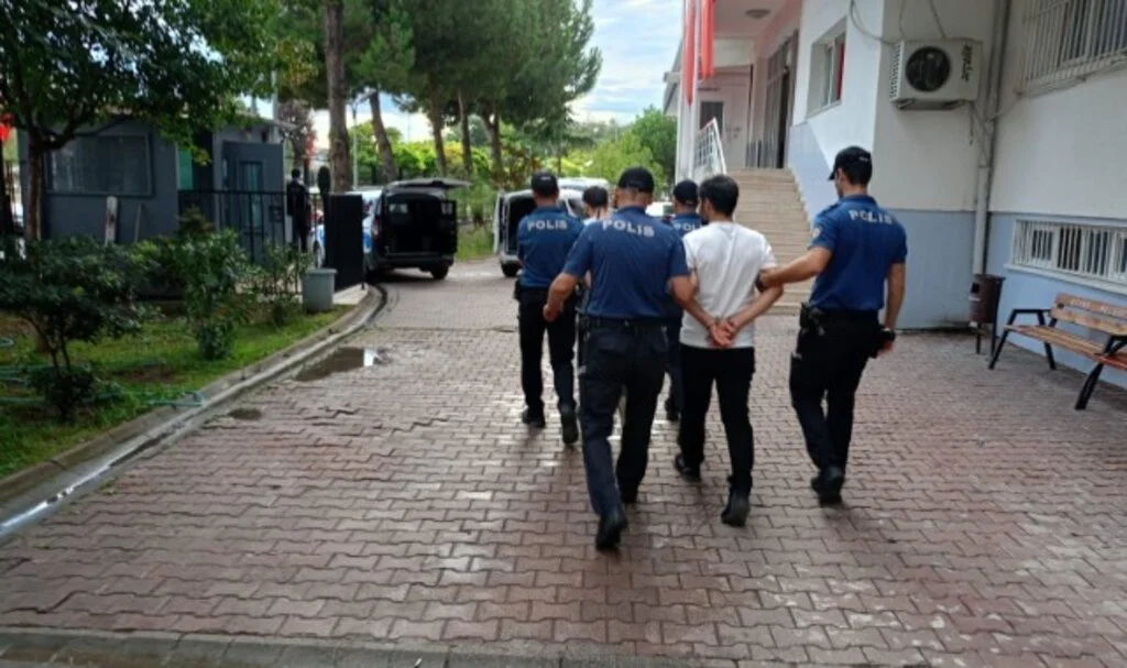 Bafra Emniyetinden Operasyon: İki Firari Suçlu Yakalandı!