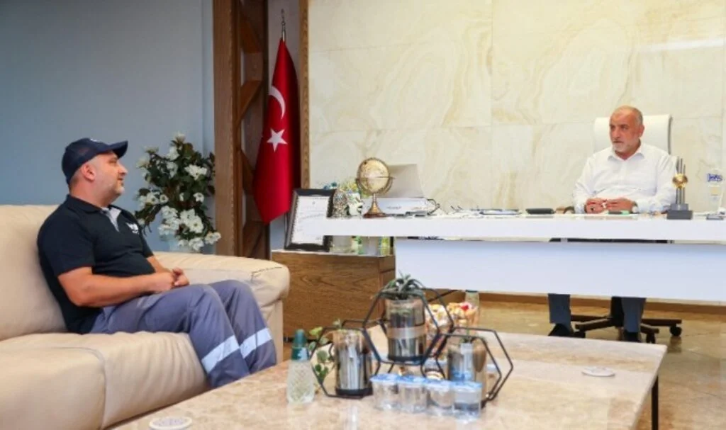 Başkan İbrahim Sandıkçı’dan Yağmura Aldırış Etmeden Çalışan İşçiye Ödül  
