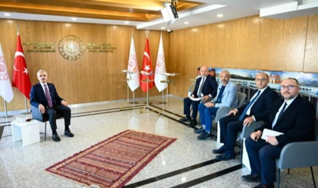 BHA Genel Müdürü Canlı Yayında Rize-Trabzon Havalimanı uçak bilet fiyat farkını gösterdi; Bakan Uraloğlu: “Canına okuruz”