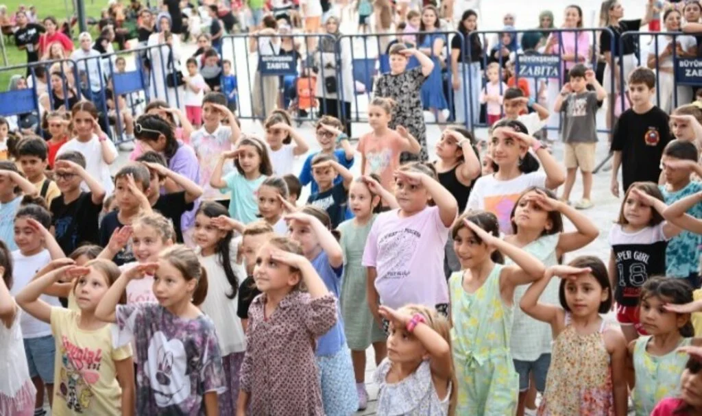 Büyükşehir Belediyesi'nden Okula Dönüş Hediyesi "İlçelerde Çocuk Şenliği"