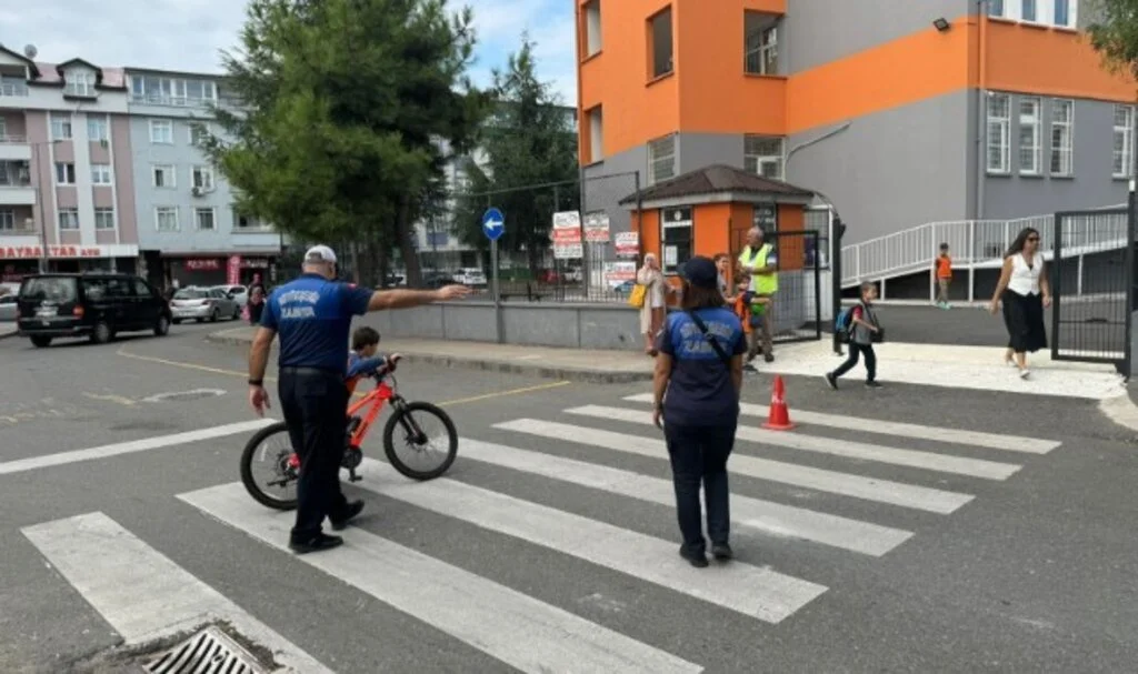Büyükşehir Zabıtası Öğrencilerin Yanında 