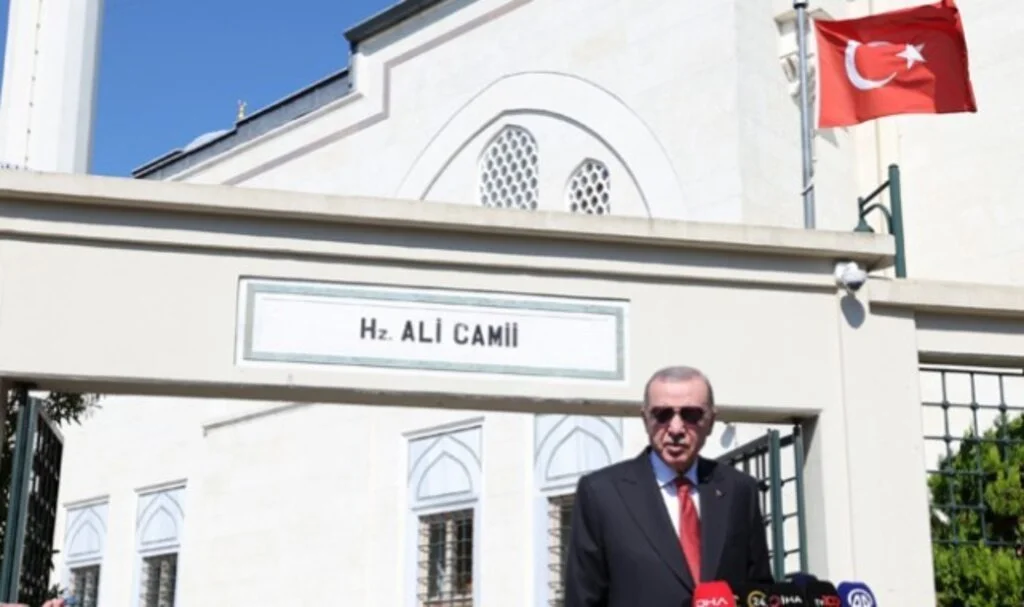 Cumhurbaşkanı Erdoğan, Cuma namazını Hz. Ali Camii’nde kıldı