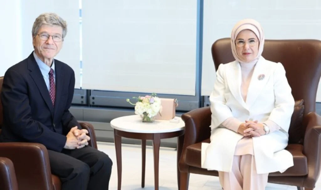 Emine Erdoğan, New York'ta BM Sürdürülebilir Kalkınma Çözümleri Ağı Başkanı Sachs ile görüştü