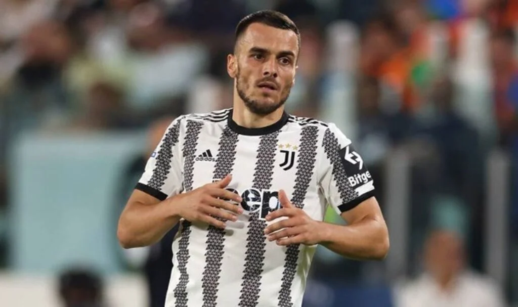 Filip Kostic, Fenerbahçe’ye imza atıyor