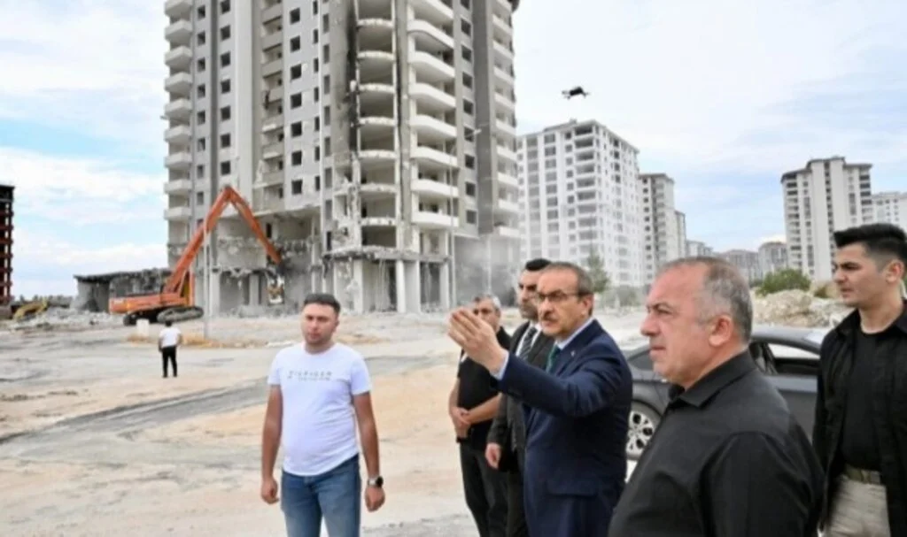 Malatya’da Vali Yavuz, yıkım alanlarını inceledi