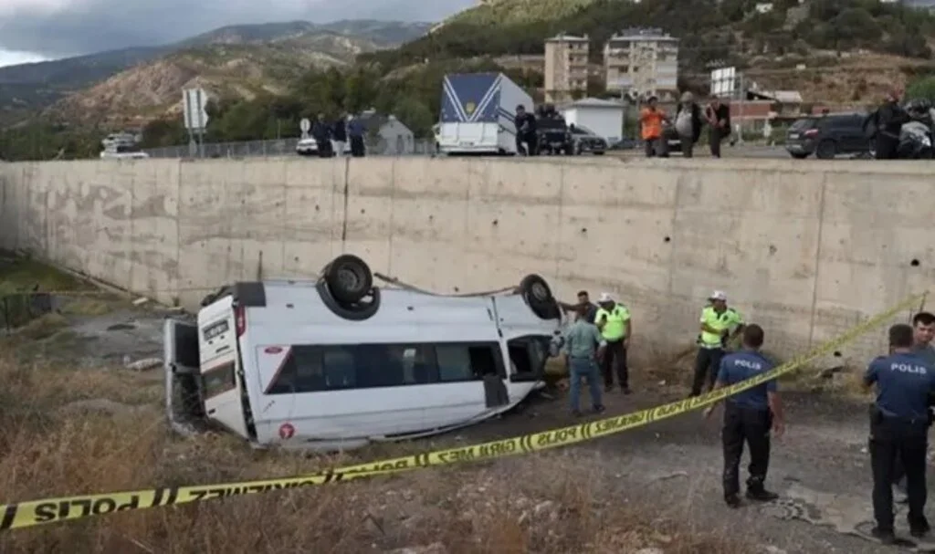 Sivas’ta minibüs devrildi