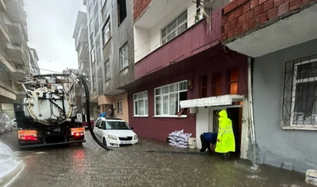 Trabzon’u sel vurdu!