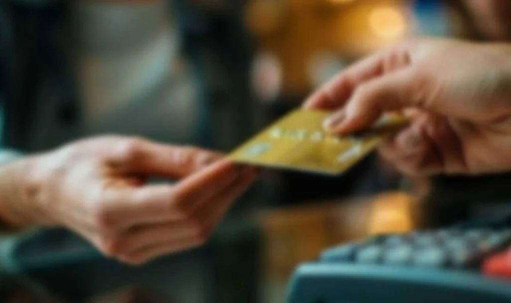 100 bin lira ve üzeri kredi kartlarından 750 TL katkı payı alınmasını öngören teklif ertelendi