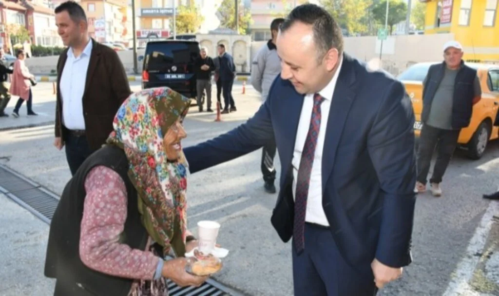 Amasya Belediyesinden sosyal belediyecilik örneği: Mobil ikram aracı vatandaşlarla buluşmaya devam ediyor