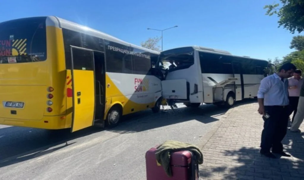 Antalya’da tur midibüsleri çarpıştı: 12 yaralı