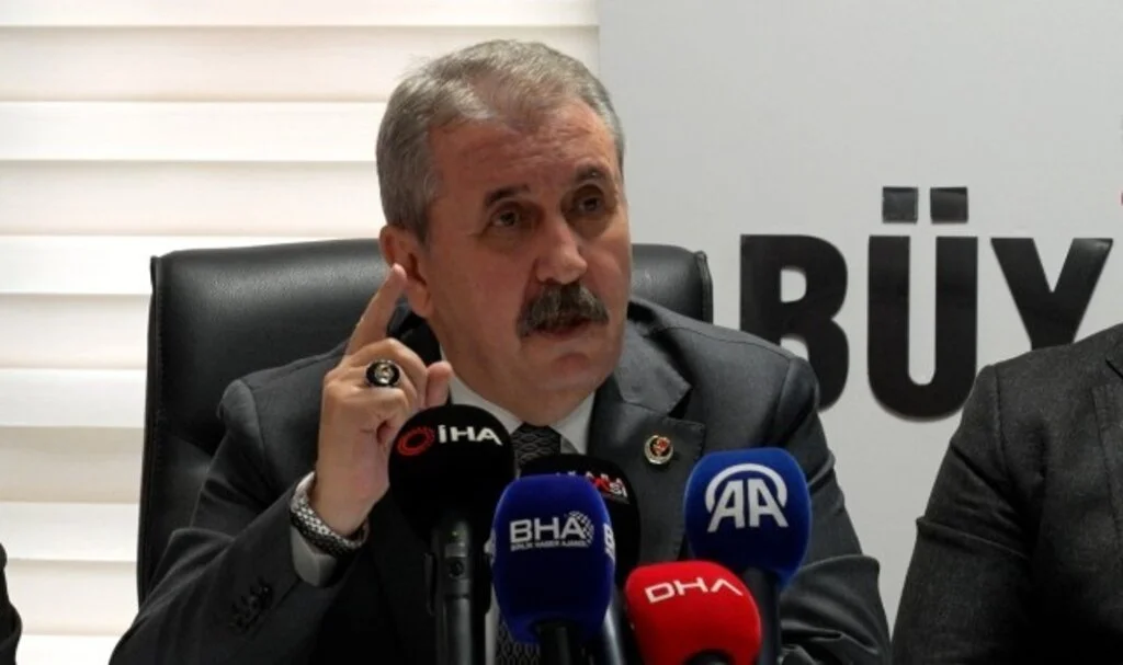 Başkan Desticiden Anayasa Değişikliği Konusunda Sert Sözler: "Dilimize Dokunan Bölücüdür"