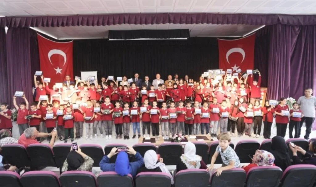 Başkan İbrahim Sandıkçı'dan Öğrencilere Ödül 