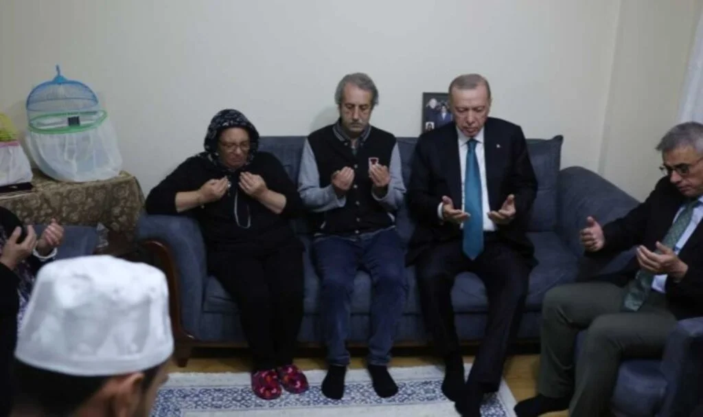 Cumhurbaşkanı Erdoğan’dan trafik kazasında hayatını kaybeden Betül Önderoğlu’nun ailesine taziye ziyareti