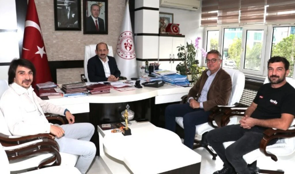 İl Müdürü Feyzullah Dereci’yi, başarılı motosiklet sürücü Ahmet Askar ziyaret etti